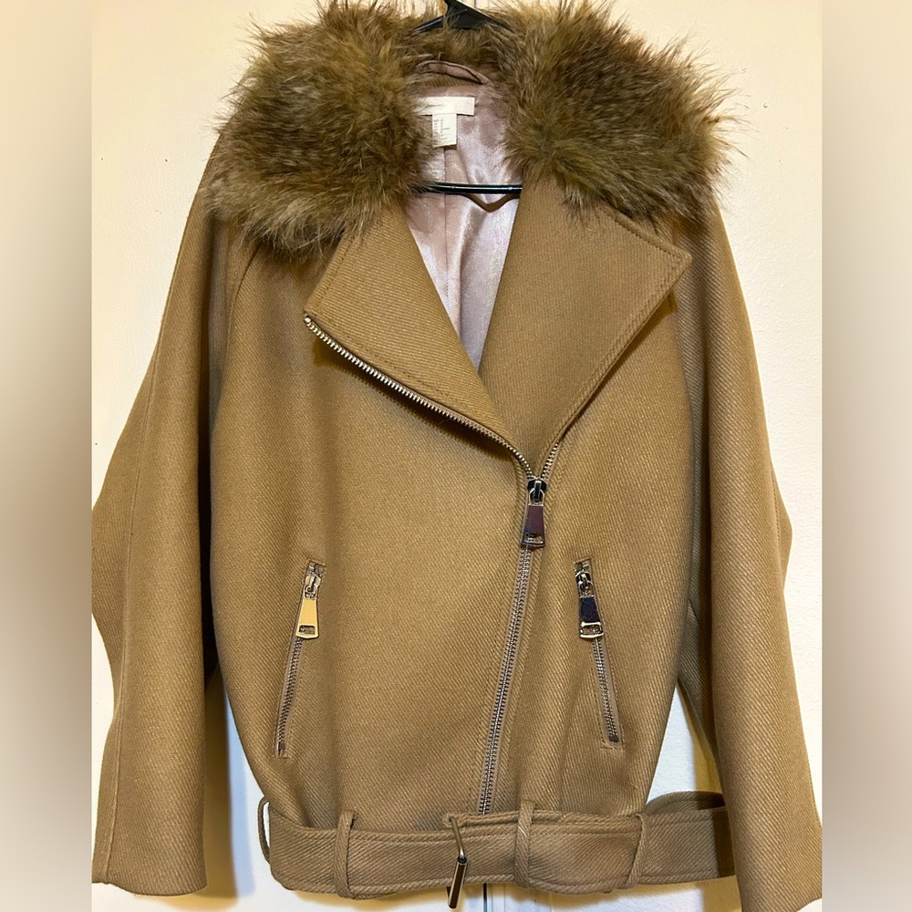 STYLISH TAN JACKET WITH FAUX FUR COLLAR